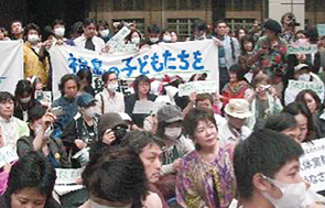 年20ミリシーベルト基準の撤回を求め、<br>文部科学省前で抗議する父母ら