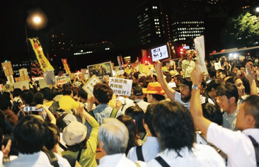 官邸前の再稼働反対デモ